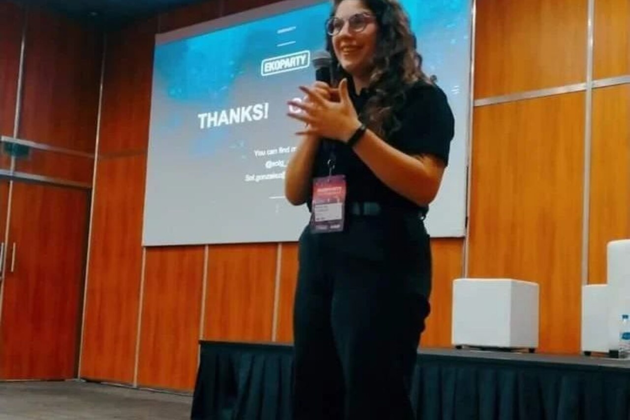 En el escenario presentando