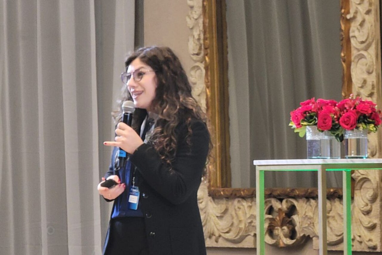 María Sol González dando una charla